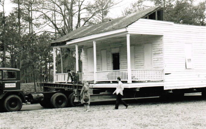 The Mallett-Rogers House being moved into place at Methodist University (then Methodist College) in 1986